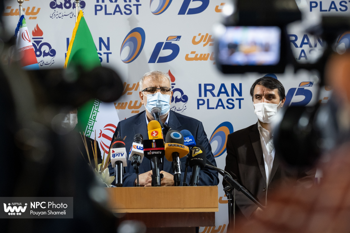 گفت و گوی وزیر نفت با خبرنگاران در پانزدهمین نمایشگاه بین المللی ایران پلاست (1) 10