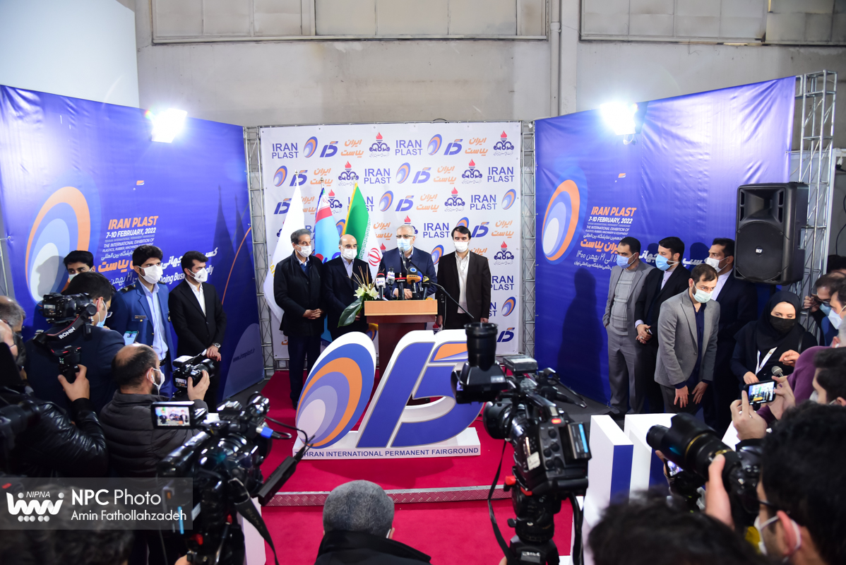 گفت و گوی وزیر نفت با خبرنگاران در پانزدهمین نمایشگاه بین المللی ایران پلاست (2) 3