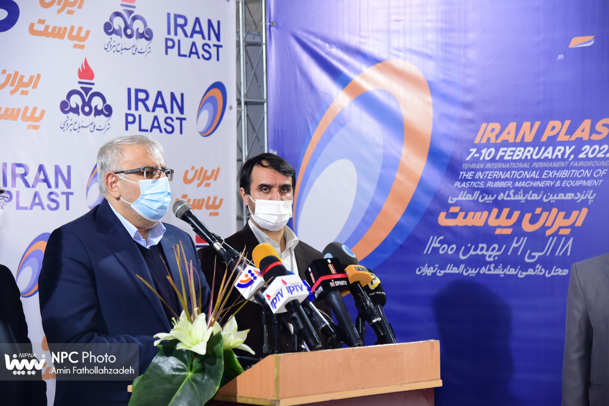 گفت و گوی وزیر نفت با خبرنگاران در پانزدهمین نمایشگاه بین المللی ایران پلاست (2) 4