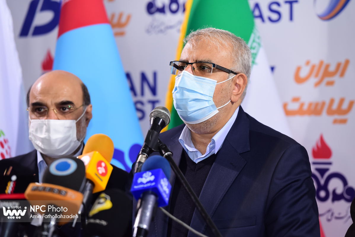 گفت و گوی وزیر نفت با خبرنگاران در پانزدهمین نمایشگاه بین المللی ایران پلاست (2) 7