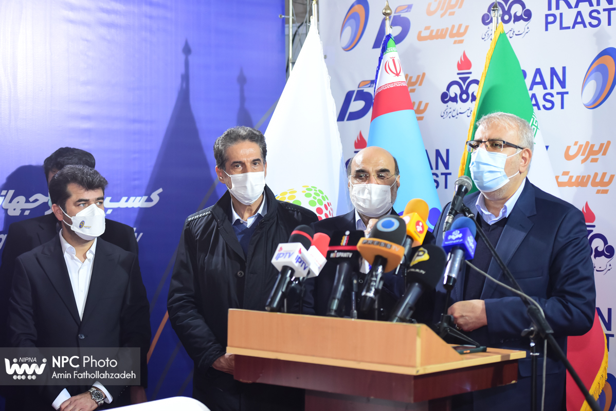 گفت و گوی وزیر نفت با خبرنگاران در پانزدهمین نمایشگاه بین المللی ایران پلاست (2) 8