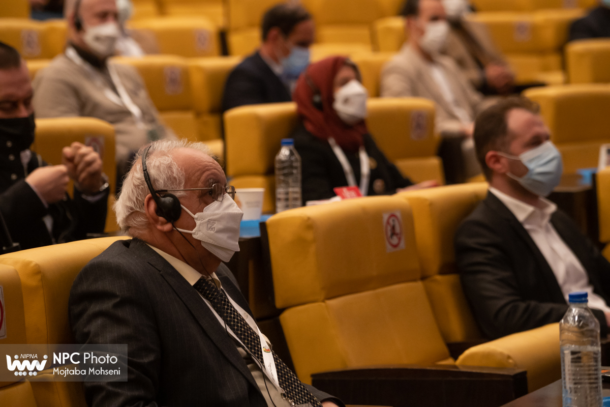 نشست صمیمنانه مدیرعامل شرکت ملی صنایع پتروشیمی با هیئت ها و بازرگانان خارجی  11