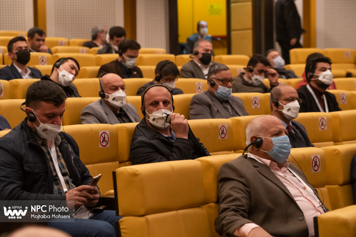 نشست صمیمنانه مدیرعامل شرکت ملی صنایع پتروشیمی با هیئت ها و بازرگانان خارجی  13