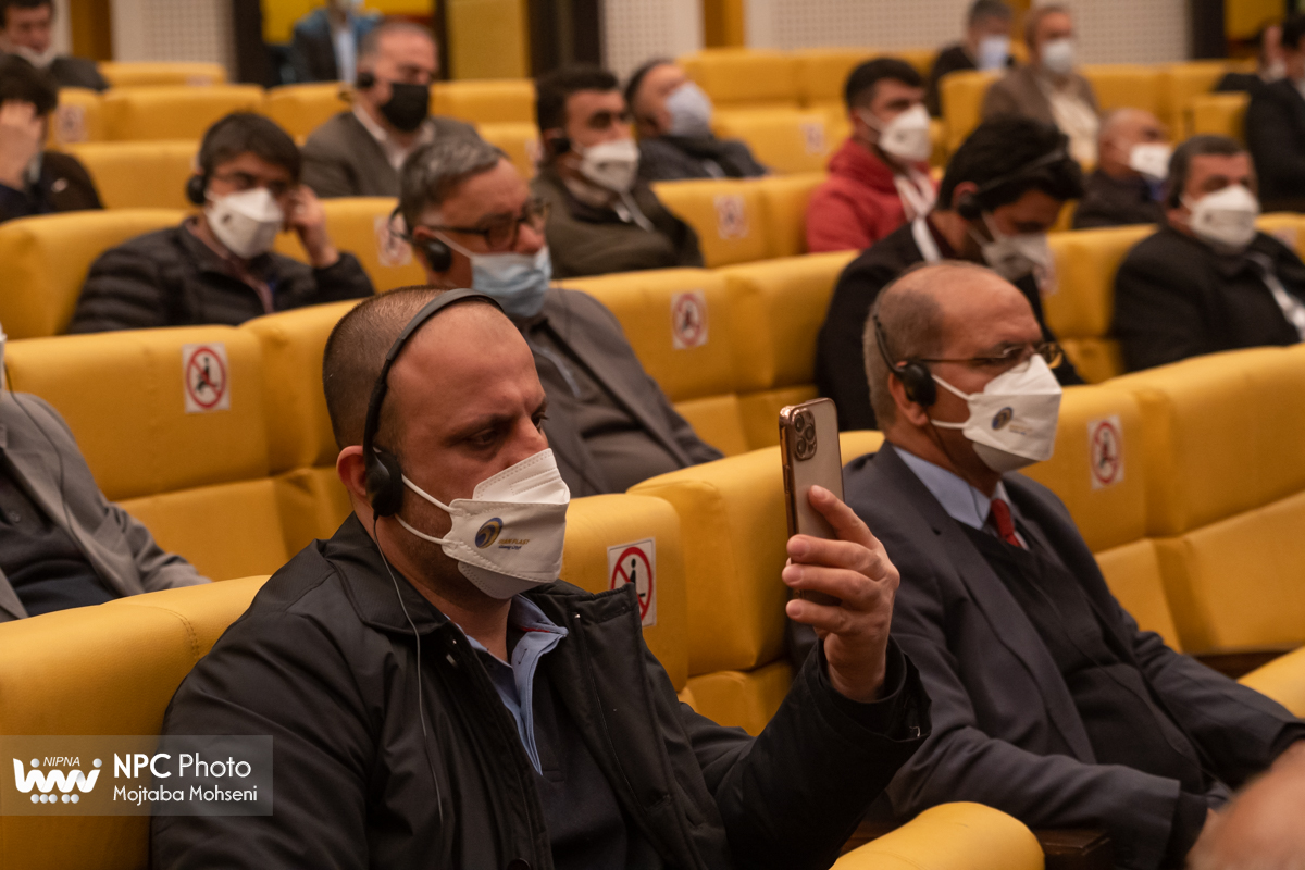 نشست صمیمنانه مدیرعامل شرکت ملی صنایع پتروشیمی با هیئت ها و بازرگانان خارجی  15