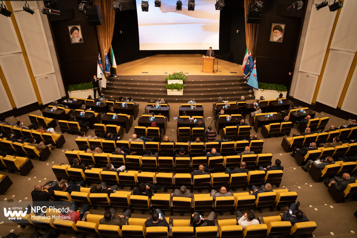 نشست صمیمنانه مدیرعامل شرکت ملی صنایع پتروشیمی با هیئت ها و بازرگانان خارجی  21