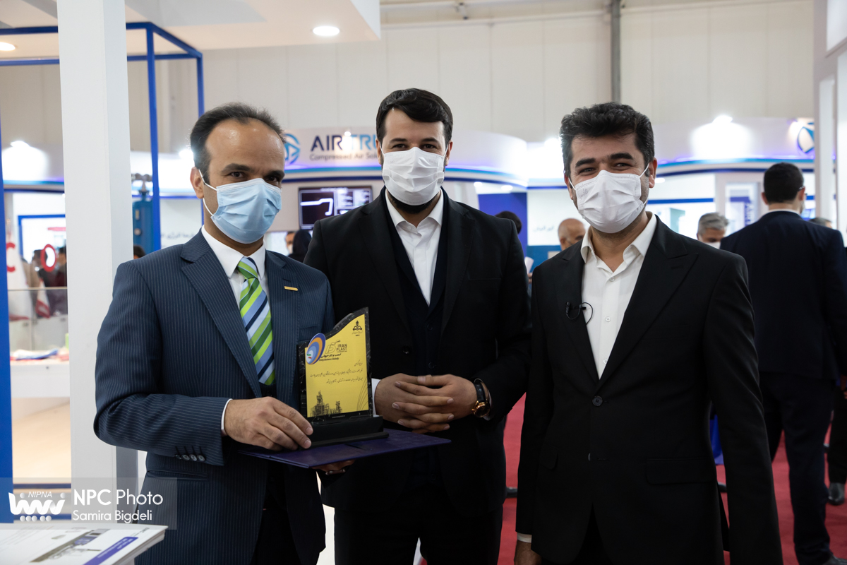 تقدیم لوح و تندیس یادبود پانزدهمین نمایشگاه ایران پلاست به مشارکت کنندگان 10