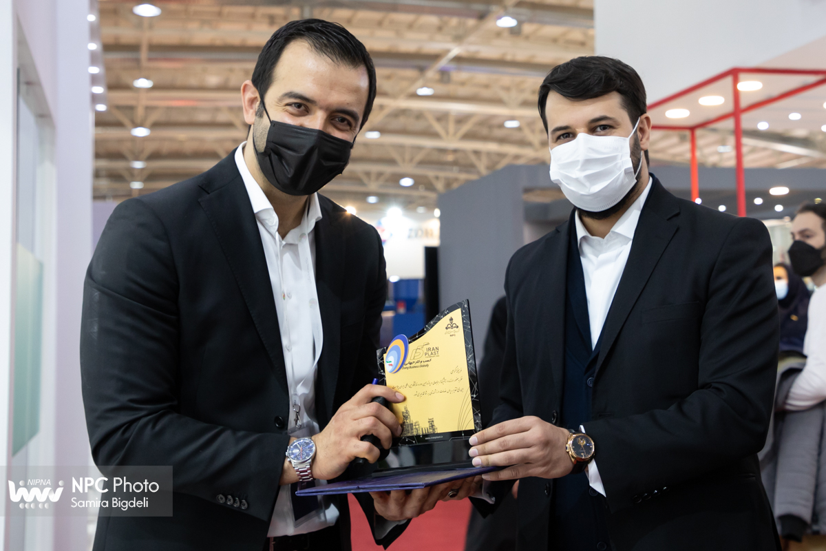 تقدیم لوح و تندیس یادبود پانزدهمین نمایشگاه ایران پلاست به مشارکت کنندگان 11