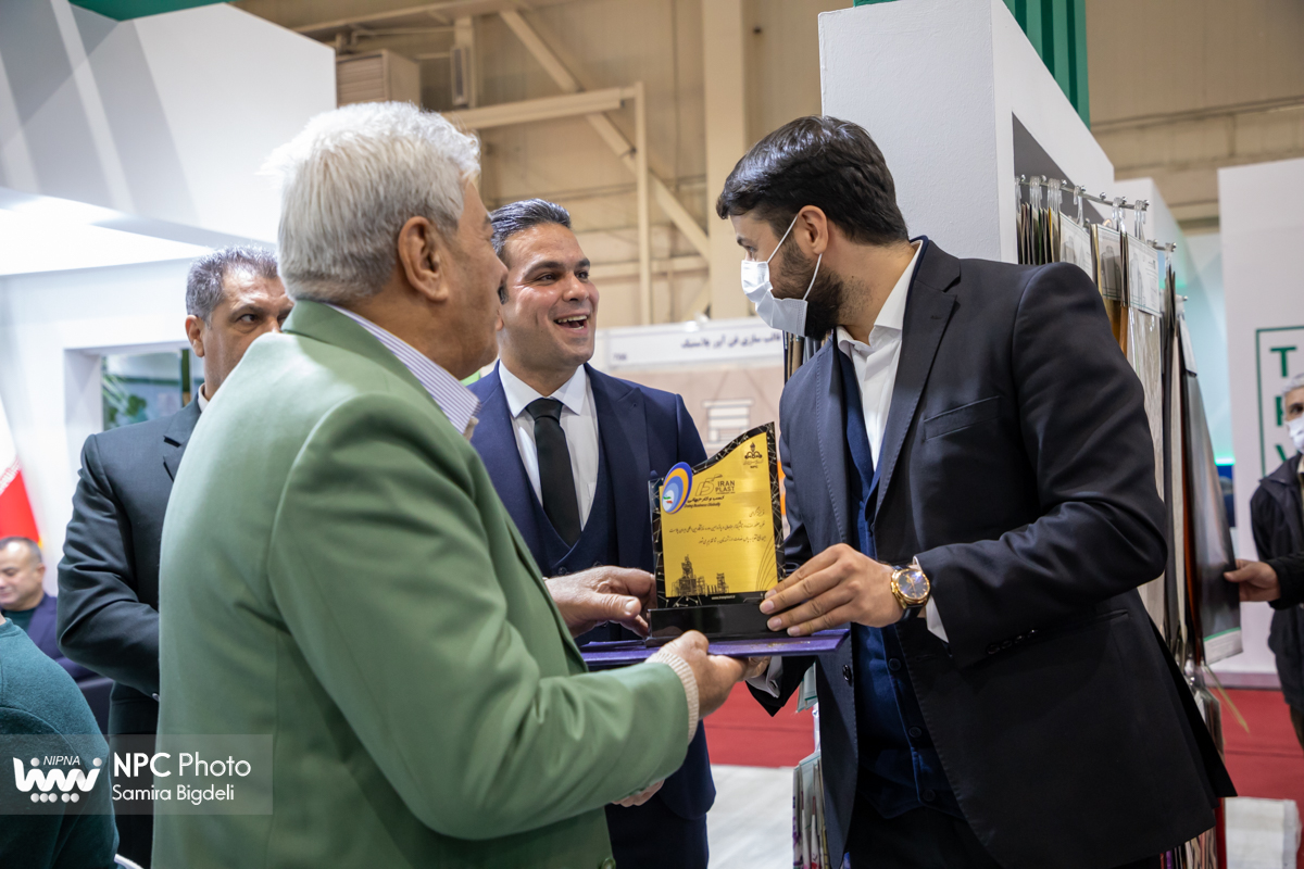 تقدیم لوح و تندیس یادبود پانزدهمین نمایشگاه ایران پلاست به مشارکت کنندگان 12