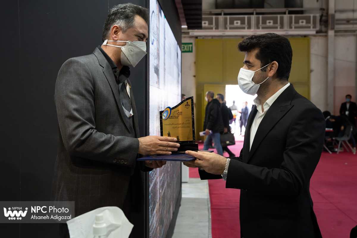 تقدیم لوح و تندیس یادبود پانزدهمین نمایشگاه ایران پلاست به مشارکت کنندگان 13