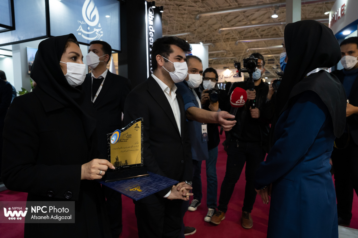 تقدیم لوح و تندیس یادبود پانزدهمین نمایشگاه ایران پلاست به مشارکت کنندگان 14