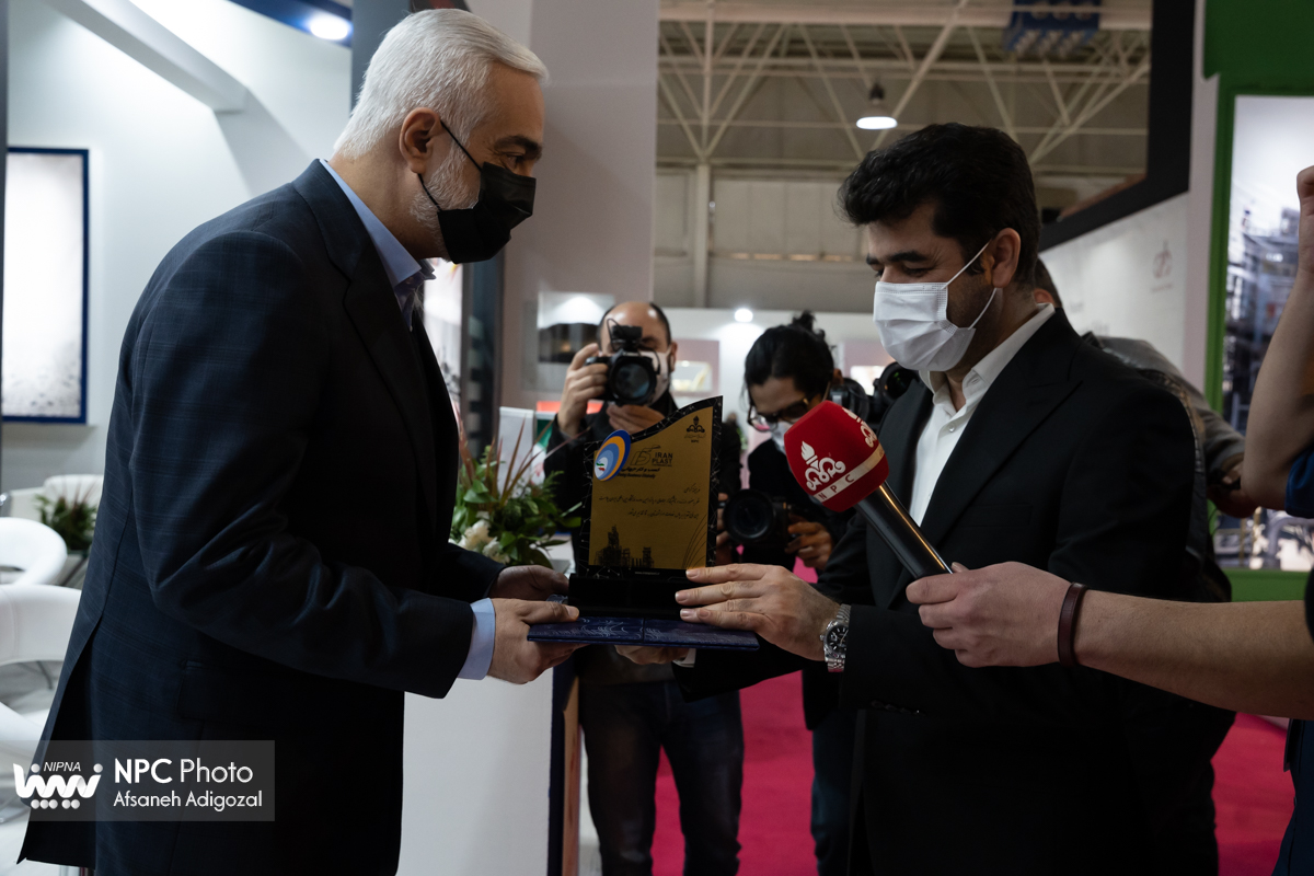 تقدیم لوح و تندیس یادبود پانزدهمین نمایشگاه ایران پلاست به مشارکت کنندگان 15