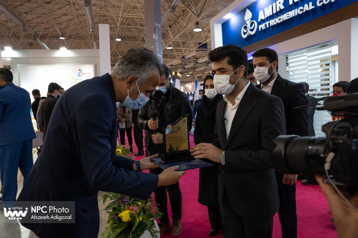 تقدیم لوح و تندیس یادبود پانزدهمین نمایشگاه ایران پلاست به مشارکت کنندگان 16