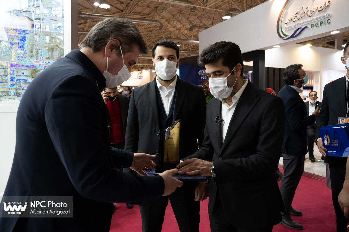 تقدیم لوح و تندیس یادبود پانزدهمین نمایشگاه ایران پلاست به مشارکت کنندگان 17