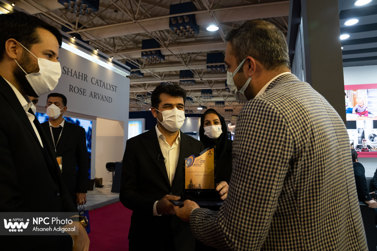 تقدیم لوح و تندیس یادبود پانزدهمین نمایشگاه ایران پلاست به مشارکت کنندگان 18