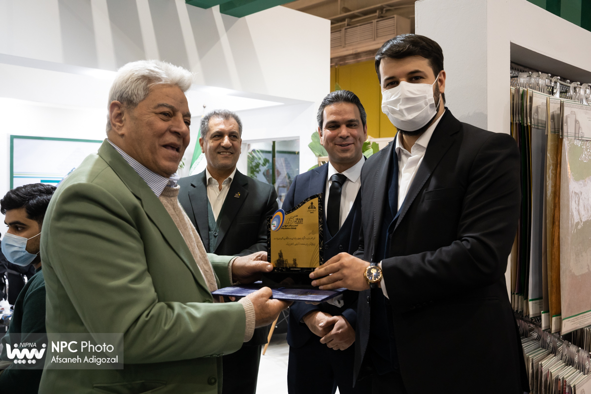 تقدیم لوح و تندیس یادبود پانزدهمین نمایشگاه ایران پلاست به مشارکت کنندگان 20