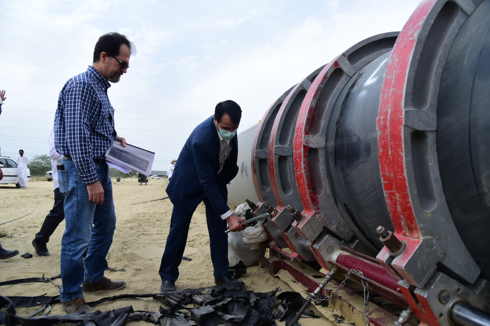 معاون وزیر نفت و مدیرعامل شرکت ملی صنایع پتروشیمی با سفر به چابهار از شهرک پتروشیمی مکران بازدید کرد 6