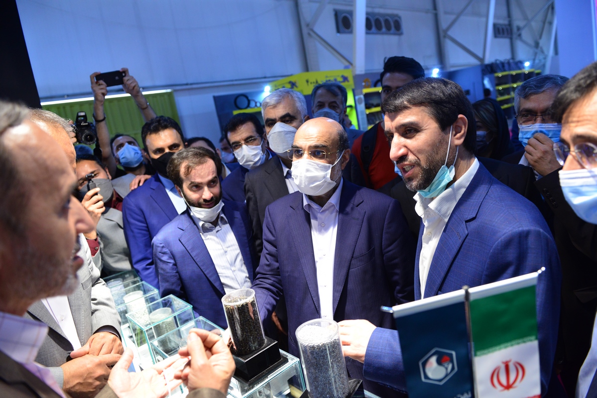 بازدید معاون وزیر نفت و مدیرعامل شرکت ملی صنایع پتروشیمی از بیست و ششمین نمایشگاه بین المللی صنعت نفت 12