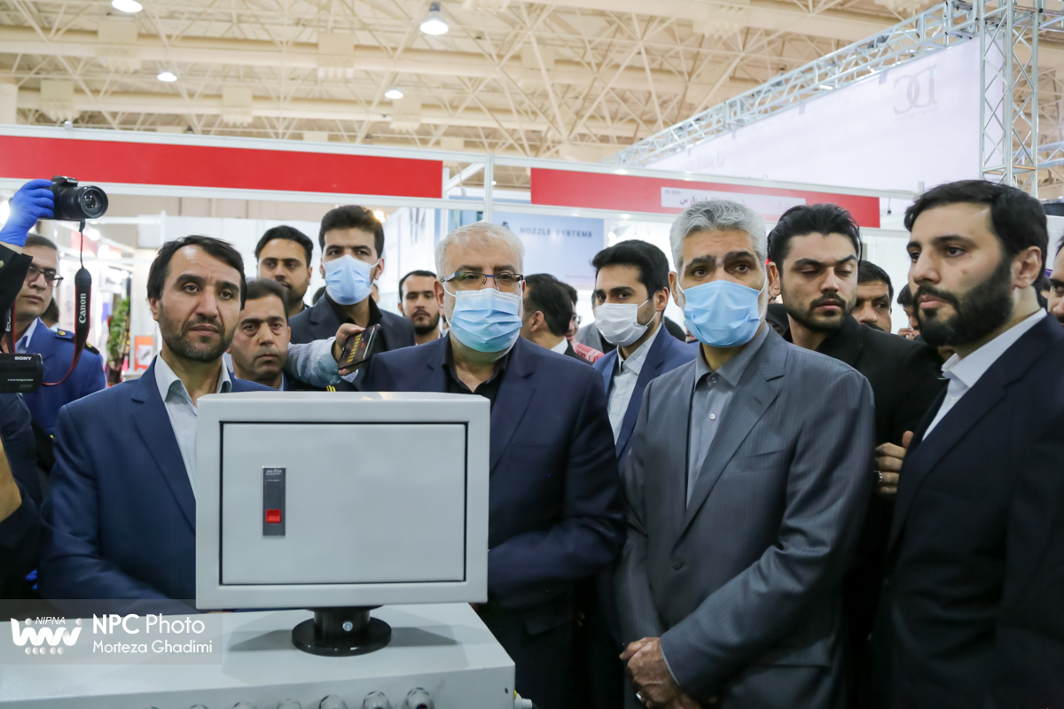 بازدید وزیر نفت از شانزدهمین نمایشگاه بین‌المللی ایران‌پلاست (2) 3