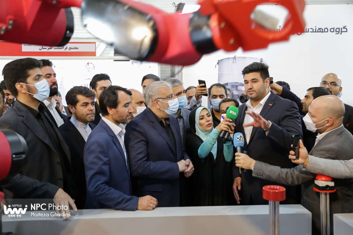 بازدید وزیر نفت از شانزدهمین نمایشگاه بین‌المللی ایران‌پلاست (2) 5
