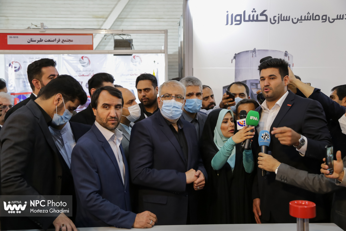 بازدید وزیر نفت از شانزدهمین نمایشگاه بین‌المللی ایران‌پلاست (2) 6