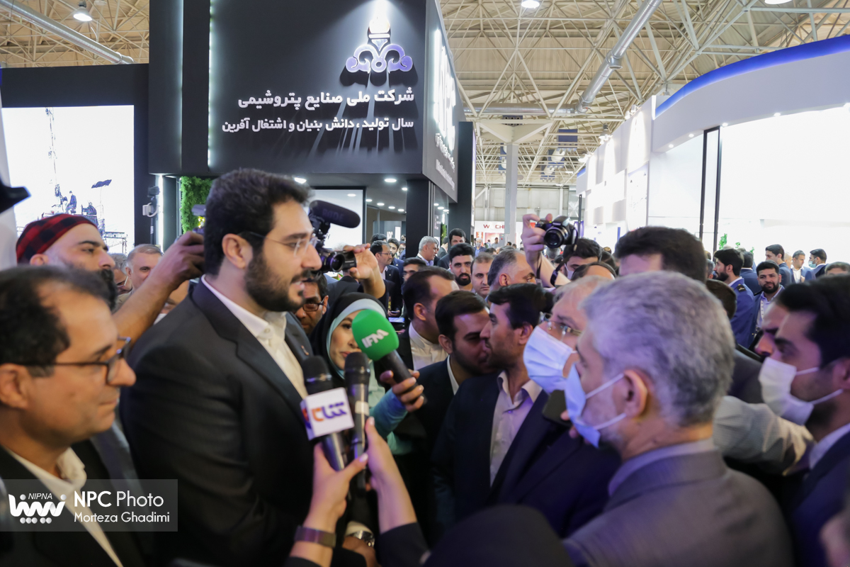 بازدید وزیر نفت از شانزدهمین نمایشگاه بین‌المللی ایران‌پلاست (2) 8