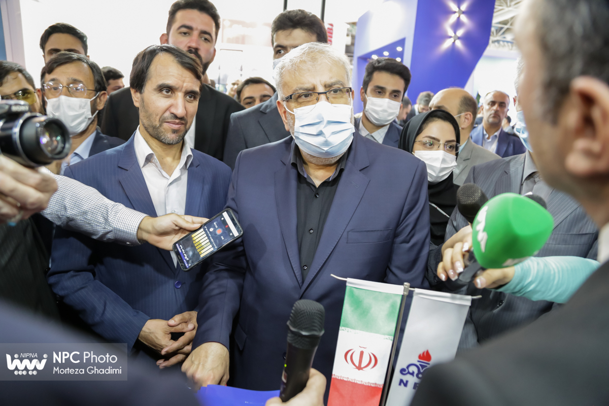 بازدید وزیر نفت از شانزدهمین نمایشگاه بین‌المللی ایران‌پلاست (2) 9