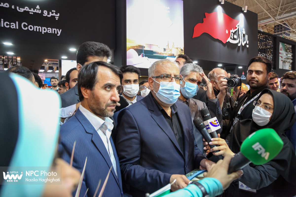 بازدید وزیر نفت از شانزدهمین نمایشگاه بین‌المللی ایران‌پلاست (3) 6
