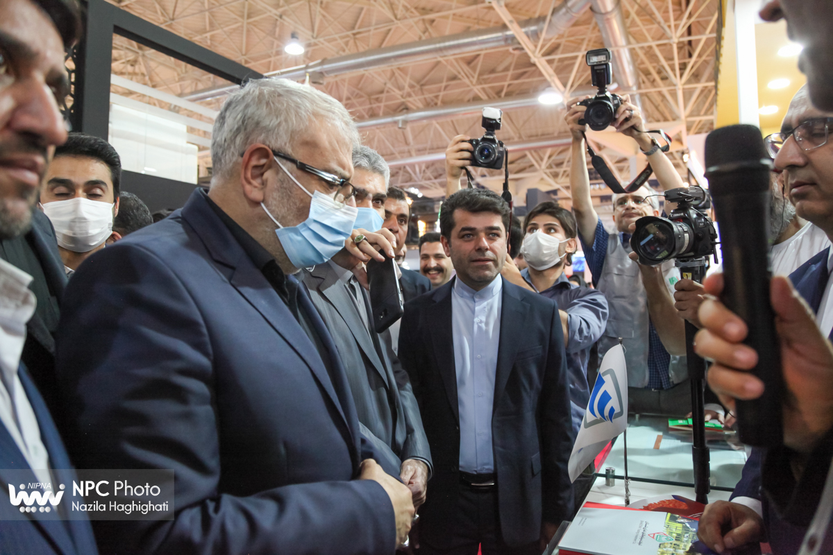 بازدید وزیر نفت از شانزدهمین نمایشگاه بین‌المللی ایران‌پلاست (3) 8