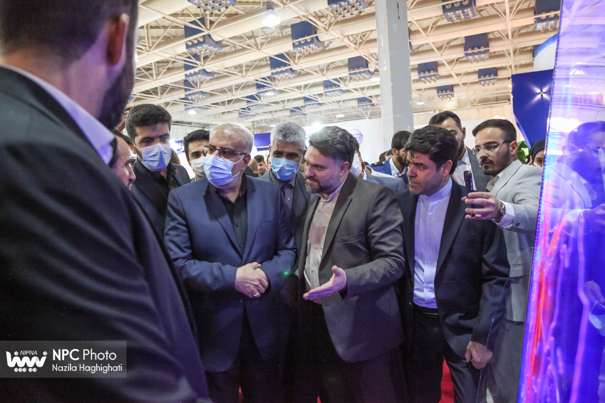 بازدید وزیر نفت از شانزدهمین نمایشگاه بین‌المللی ایران‌پلاست (3) 9