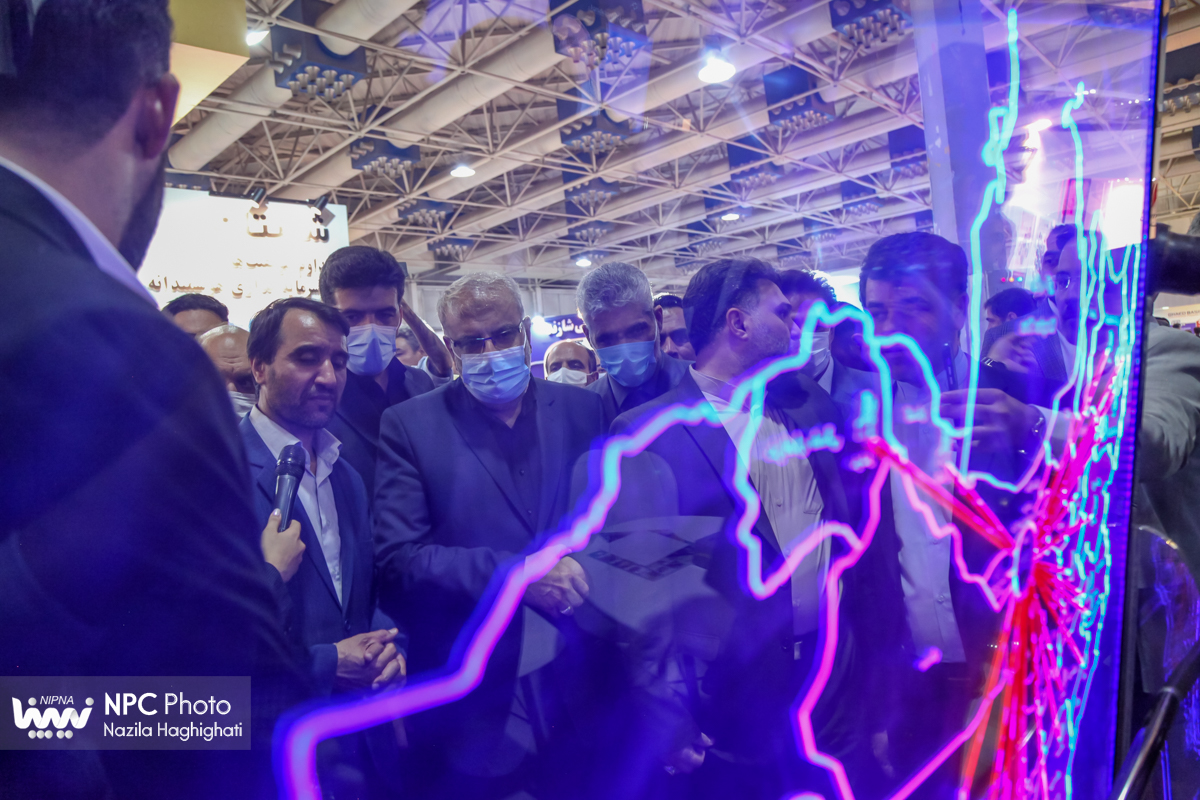 بازدید وزیر نفت از شانزدهمین نمایشگاه بین‌المللی ایران‌پلاست (3) 10