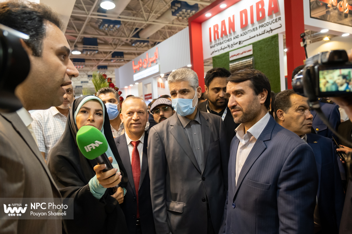 بازدید معاون وزیر نفت و مدیرعامل شرکت ملی صنایع پتروشیمی از شانزدهمین نمایشگاه بین‌المللی ایران‌پلاست (3) 3