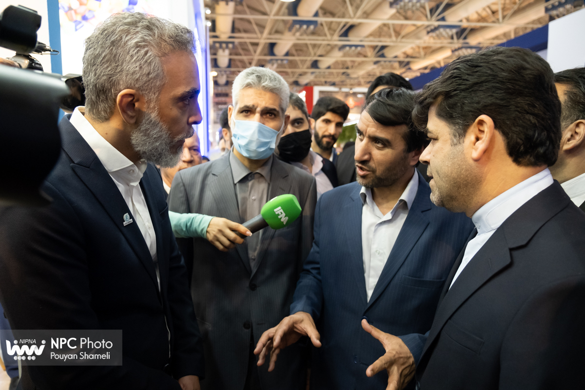 بازدید معاون وزیر نفت و مدیرعامل شرکت ملی صنایع پتروشیمی از شانزدهمین نمایشگاه بین‌المللی ایران‌پلاست (3) 4
