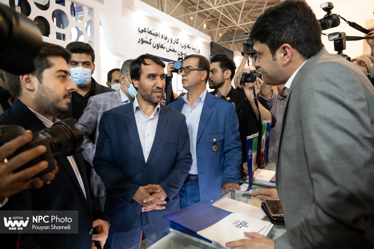 بازدید معاون وزیر نفت و مدیرعامل شرکت ملی صنایع پتروشیمی از شانزدهمین نمایشگاه بین‌المللی ایران‌پلاست (3) 5