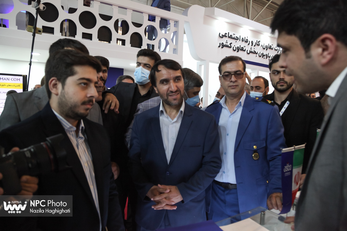 بازدید معاون وزیر نفت و مدیرعامل شرکت ملی صنایع پتروشیمی از شانزدهمین نمایشگاه بین‌المللی ایران‌پلاست (3) 8