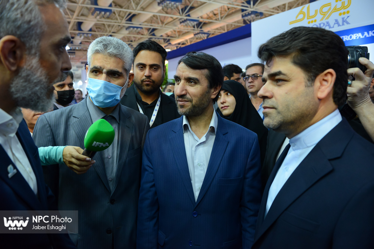 بازدید معاون وزیر نفت و مدیرعامل شرکت ملی صنایع پتروشیمی از شانزدهمین نمایشگاه بین‌المللی ایران‌پلاست (3) 9