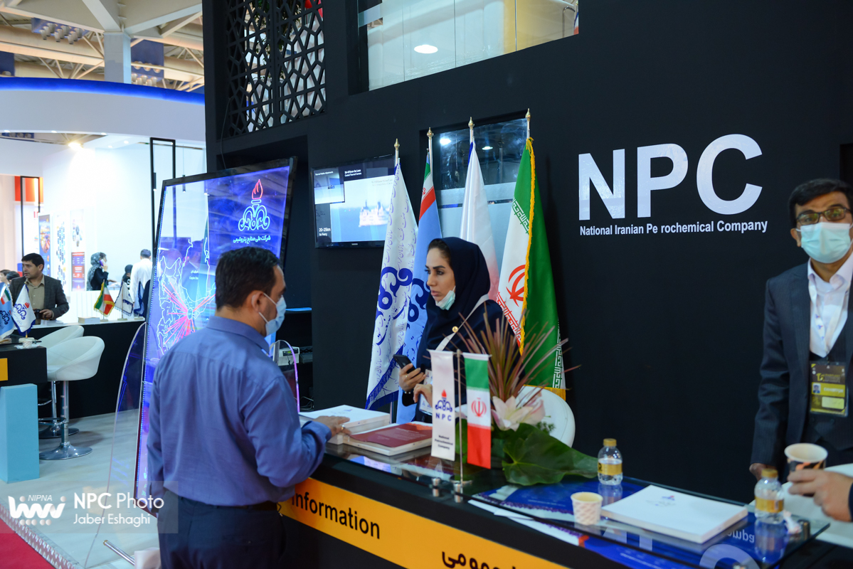 غرفه شرکت ملی صنایع پتروشیمی در اولین روز از شانزدهمین نمایشگاه بین المللی ایران پلاست 17