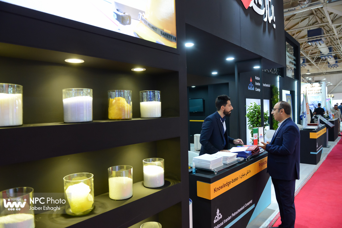 غرفه شرکت ملی صنایع پتروشیمی در اولین روز از شانزدهمین نمایشگاه بین المللی ایران پلاست 21