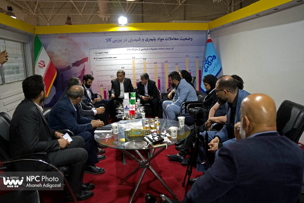 نشست مدیریت برنامه ریزی و توسعه با انجمن ها و تشکل های صنایع پایین دستی با هدف توسعه زنجیره ارزش محصولات پتروشیمی 15