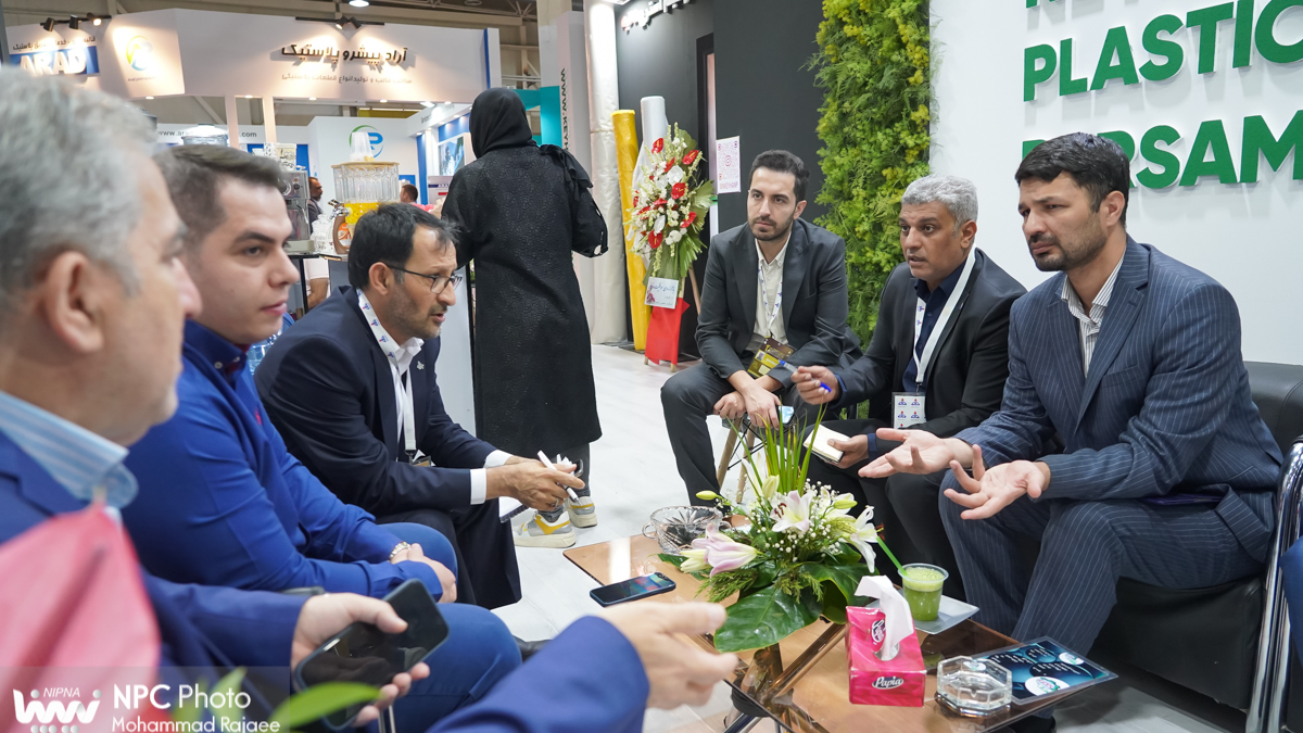 بازدید مدیر توسعه صنایع پایین دستی پتروشیمی از شانزدهمین نمایشگاه بین المللی ایران پلاست 4