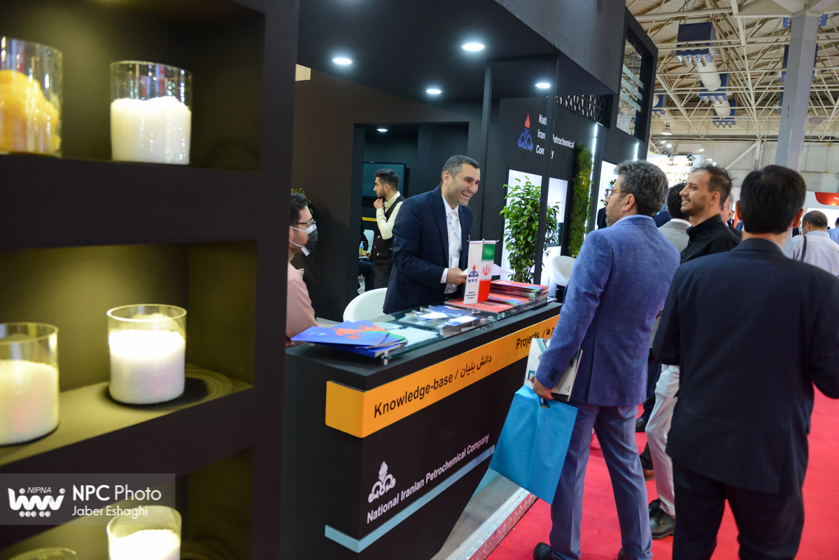 غرفه شرکت ملی صنایع پتروشیمی در سومین روز از شانزدهمین نمایشگاه بین المللی ایران پلاست (1) 18