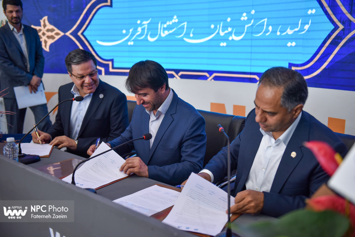 امضای تفاهم‌نامه همکاری با سازمان صنایع کوچک و شهرک‌های صنعتی و تفاهم‌نامه سه‌جانبه با بانک تجارت و انجمن ملی صنایع پلیمر در حاشیه نمایشگاه بین‌المللی ایران پلاست (2) 1
