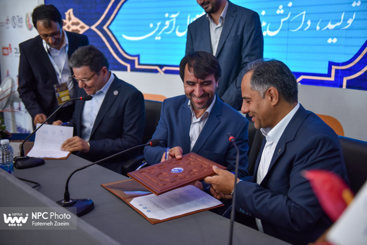 امضای تفاهم‌نامه همکاری با سازمان صنایع کوچک و شهرک‌های صنعتی و تفاهم‌نامه سه‌جانبه با بانک تجارت و انجمن ملی صنایع پلیمر در حاشیه نمایشگاه بین‌المللی ایران پلاست (2) 2