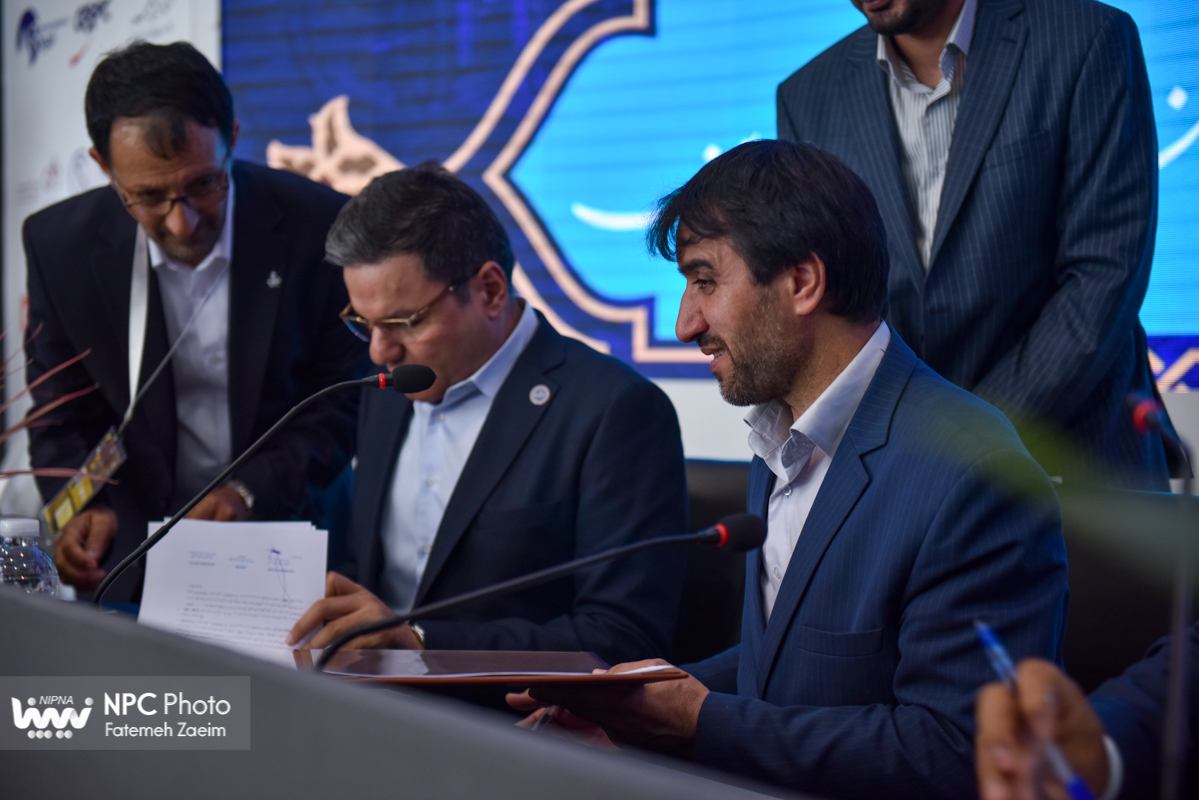 امضای تفاهم‌نامه همکاری با سازمان صنایع کوچک و شهرک‌های صنعتی و تفاهم‌نامه سه‌جانبه با بانک تجارت و انجمن ملی صنایع پلیمر در حاشیه نمایشگاه بین‌المللی ایران پلاست (2) 3