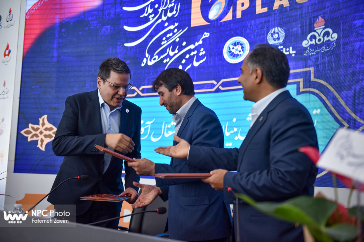 امضای تفاهم‌نامه همکاری با سازمان صنایع کوچک و شهرک‌های صنعتی و تفاهم‌نامه سه‌جانبه با بانک تجارت و انجمن ملی صنایع پلیمر در حاشیه نمایشگاه بین‌المللی ایران پلاست (2) 6