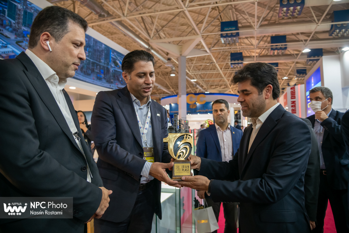 تقدیم لوح و تندیس یادبود شانزدهمین نمایشگاه ایران پلاست به مشارکت کنندگان 2