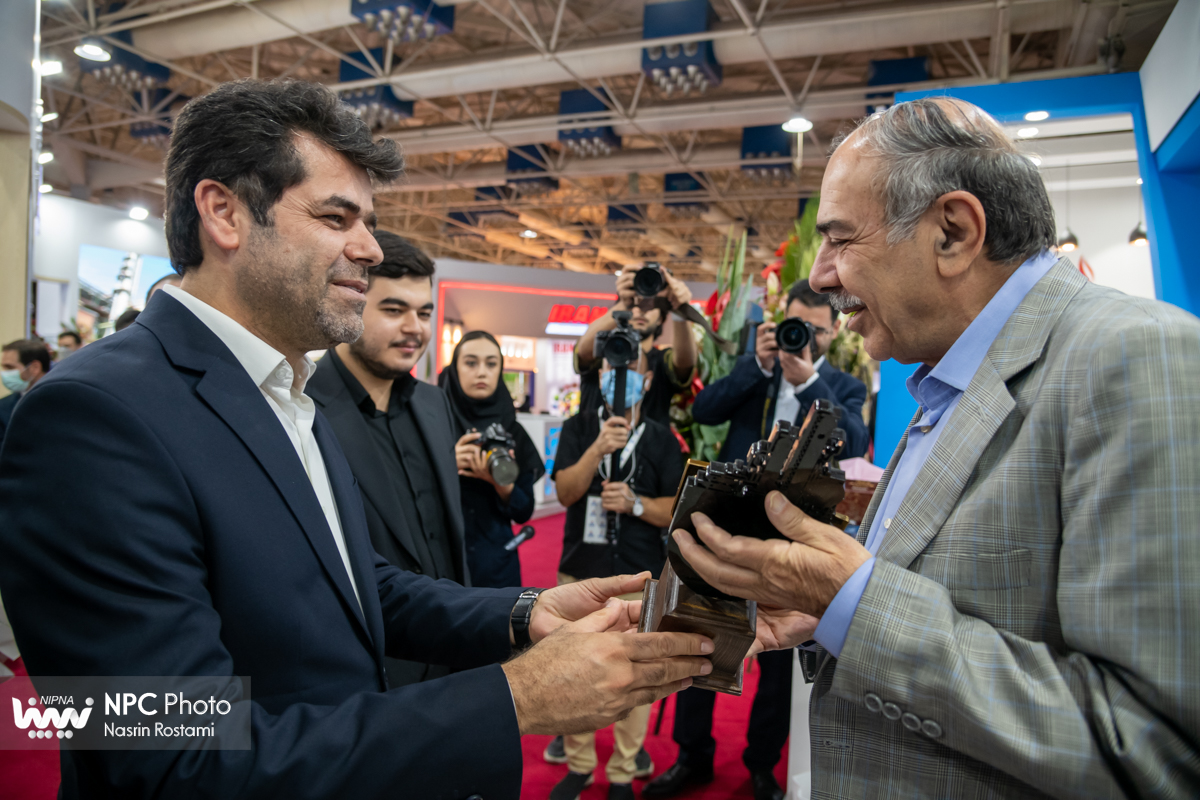 تقدیم لوح و تندیس یادبود شانزدهمین نمایشگاه ایران پلاست به مشارکت کنندگان 4
