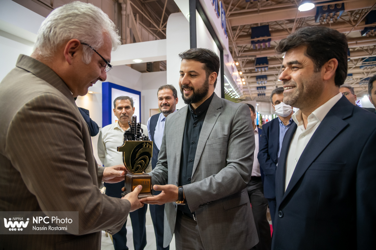تقدیم لوح و تندیس یادبود شانزدهمین نمایشگاه ایران پلاست به مشارکت کنندگان 5