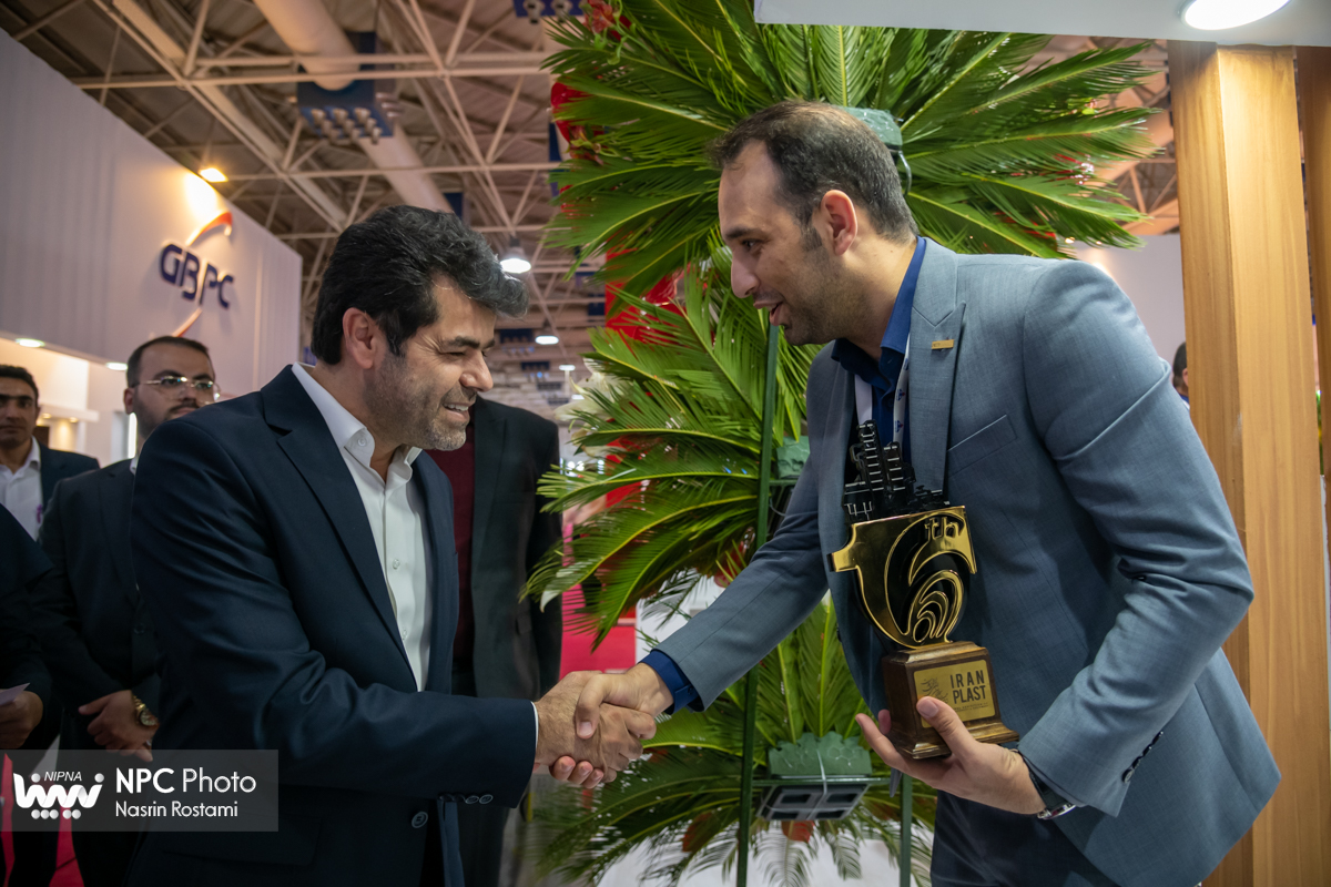 تقدیم لوح و تندیس یادبود شانزدهمین نمایشگاه ایران پلاست به مشارکت کنندگان 6