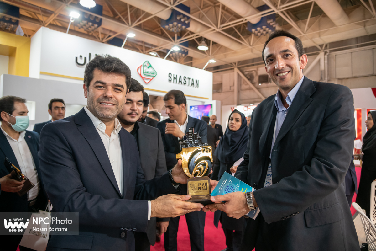 تقدیم لوح و تندیس یادبود شانزدهمین نمایشگاه ایران پلاست به مشارکت کنندگان 7