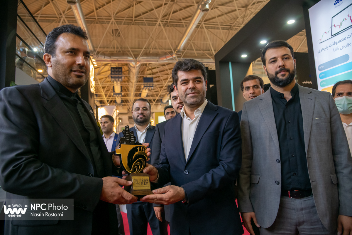 تقدیم لوح و تندیس یادبود شانزدهمین نمایشگاه ایران پلاست به مشارکت کنندگان 8